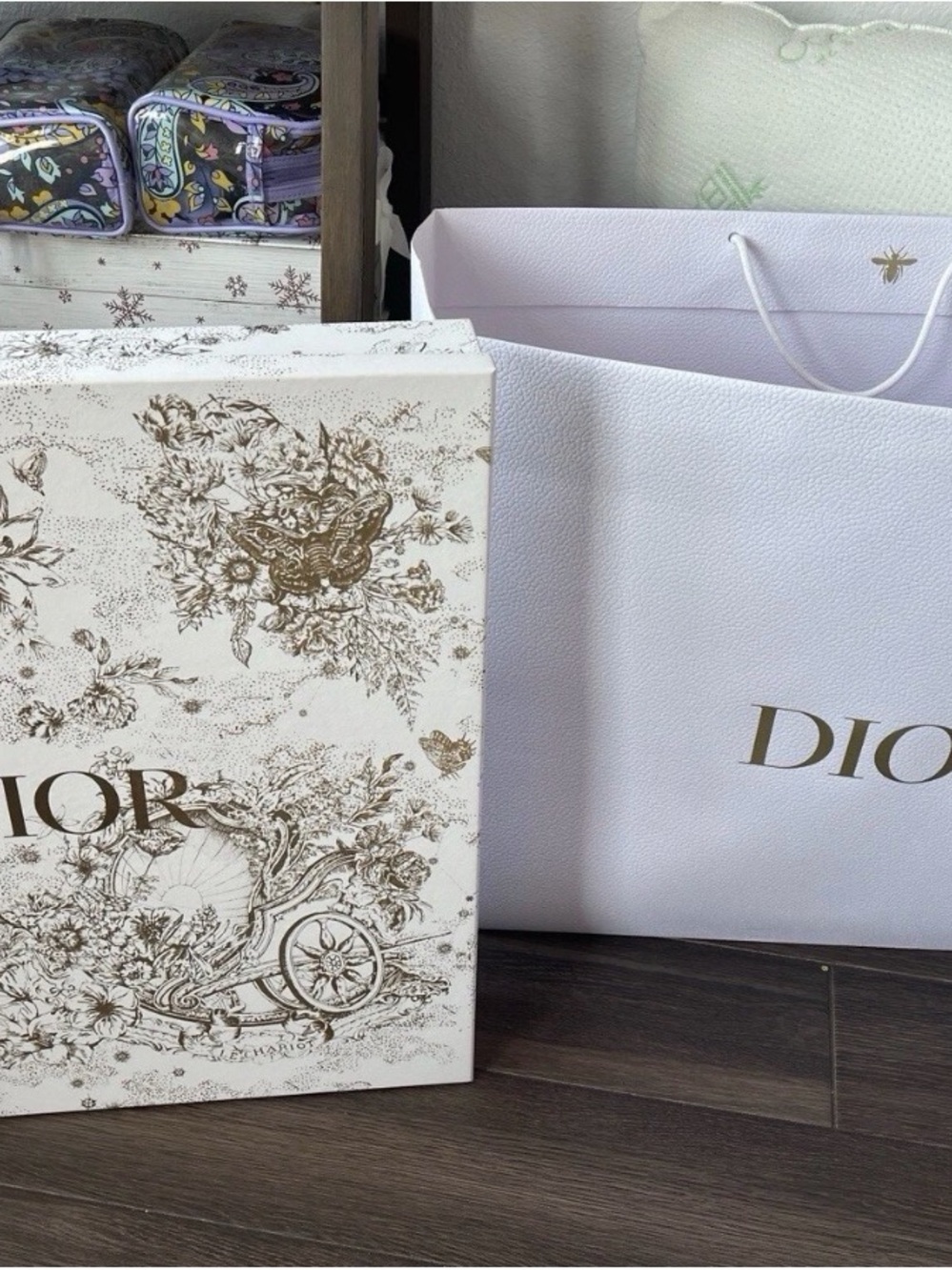 Dior gray and white gift box with gold logo - Picture 7 of 7